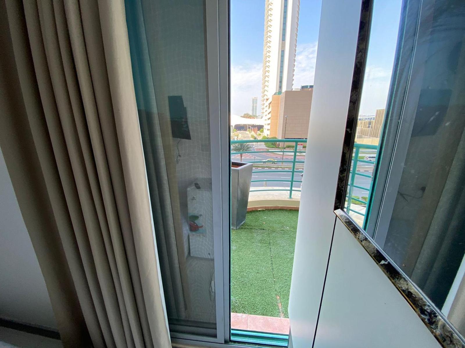 Nice Single Rooms For "Girls" Only In Dubai, Marina Dış mekan fotoğraf