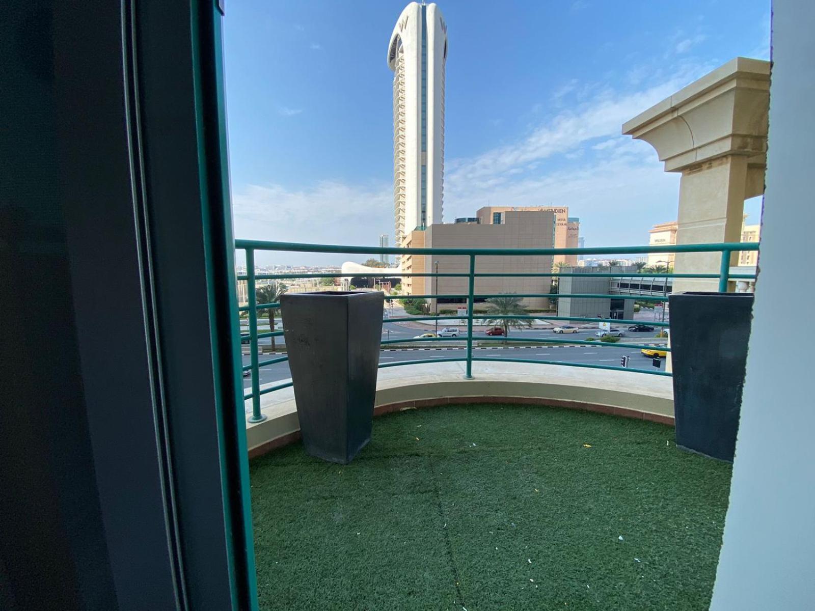 Nice Single Rooms For "Girls" Only In Dubai, Marina Dış mekan fotoğraf
