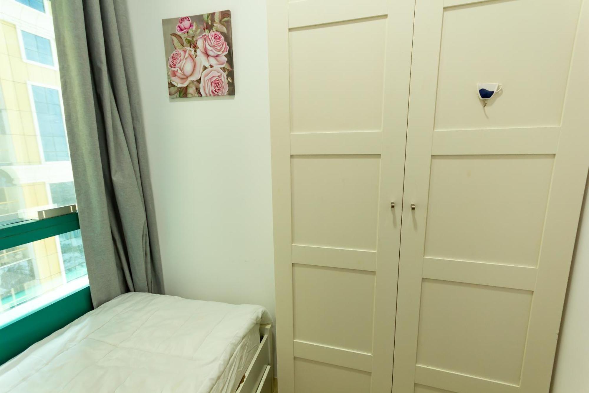 Nice Single Rooms For "Girls" Only In Dubai, Marina Dış mekan fotoğraf
