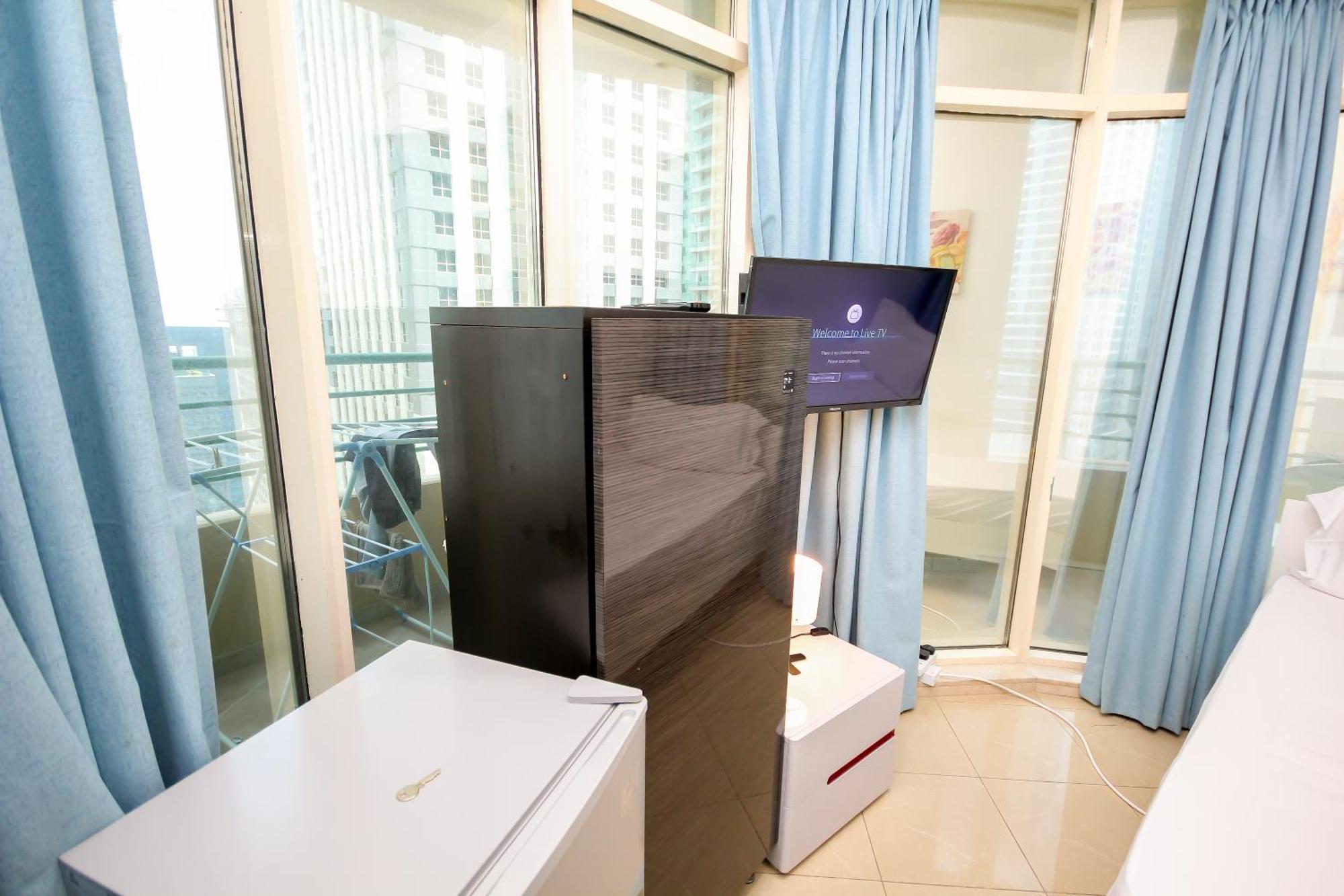 Nice Single Rooms For "Girls" Only In Dubai, Marina Dış mekan fotoğraf