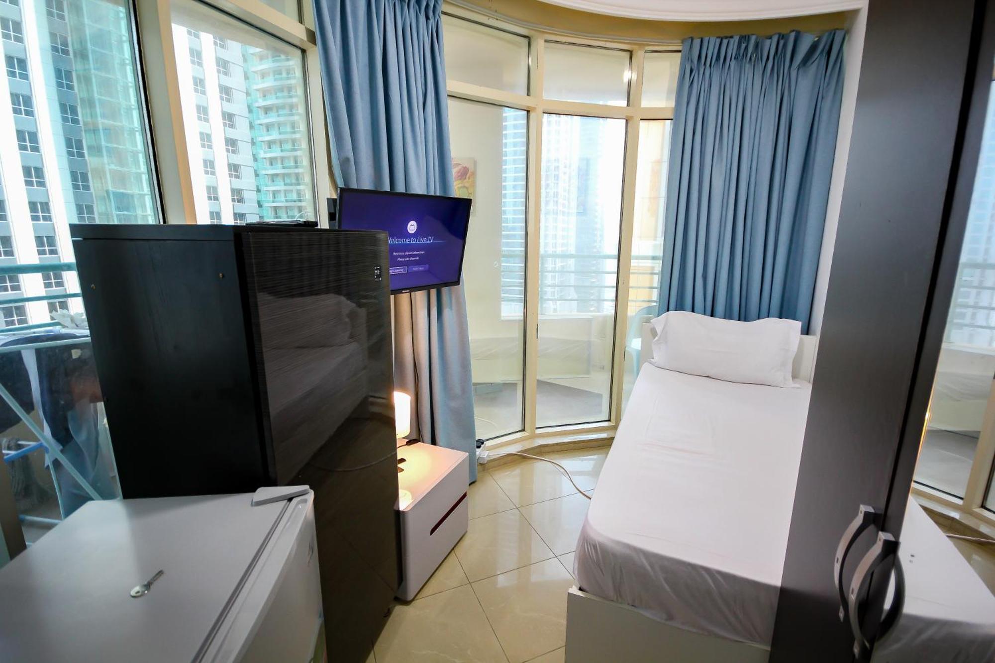 Nice Single Rooms For "Girls" Only In Dubai, Marina Dış mekan fotoğraf