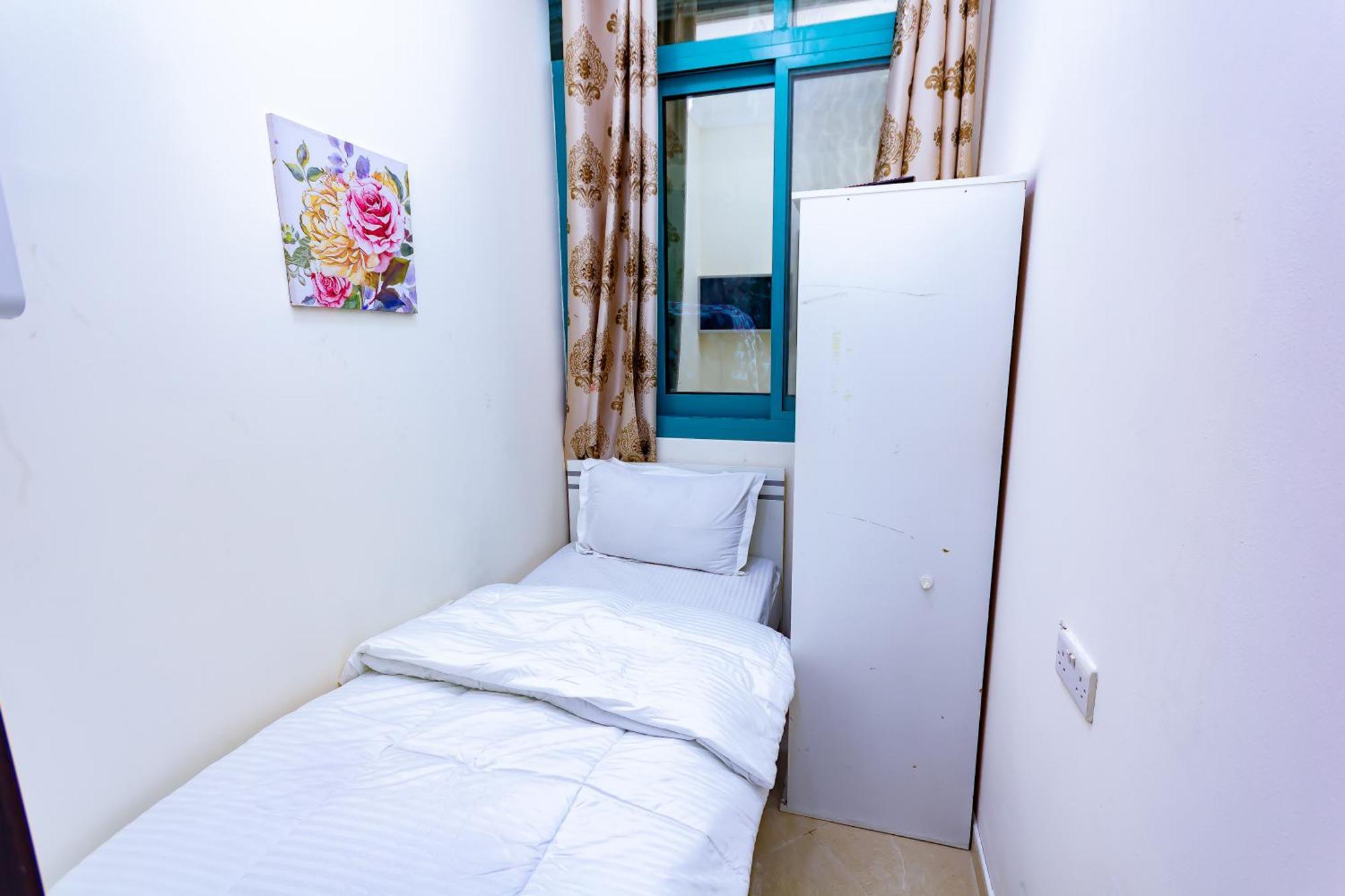 Nice Single Rooms For "Girls" Only In Dubai, Marina Dış mekan fotoğraf