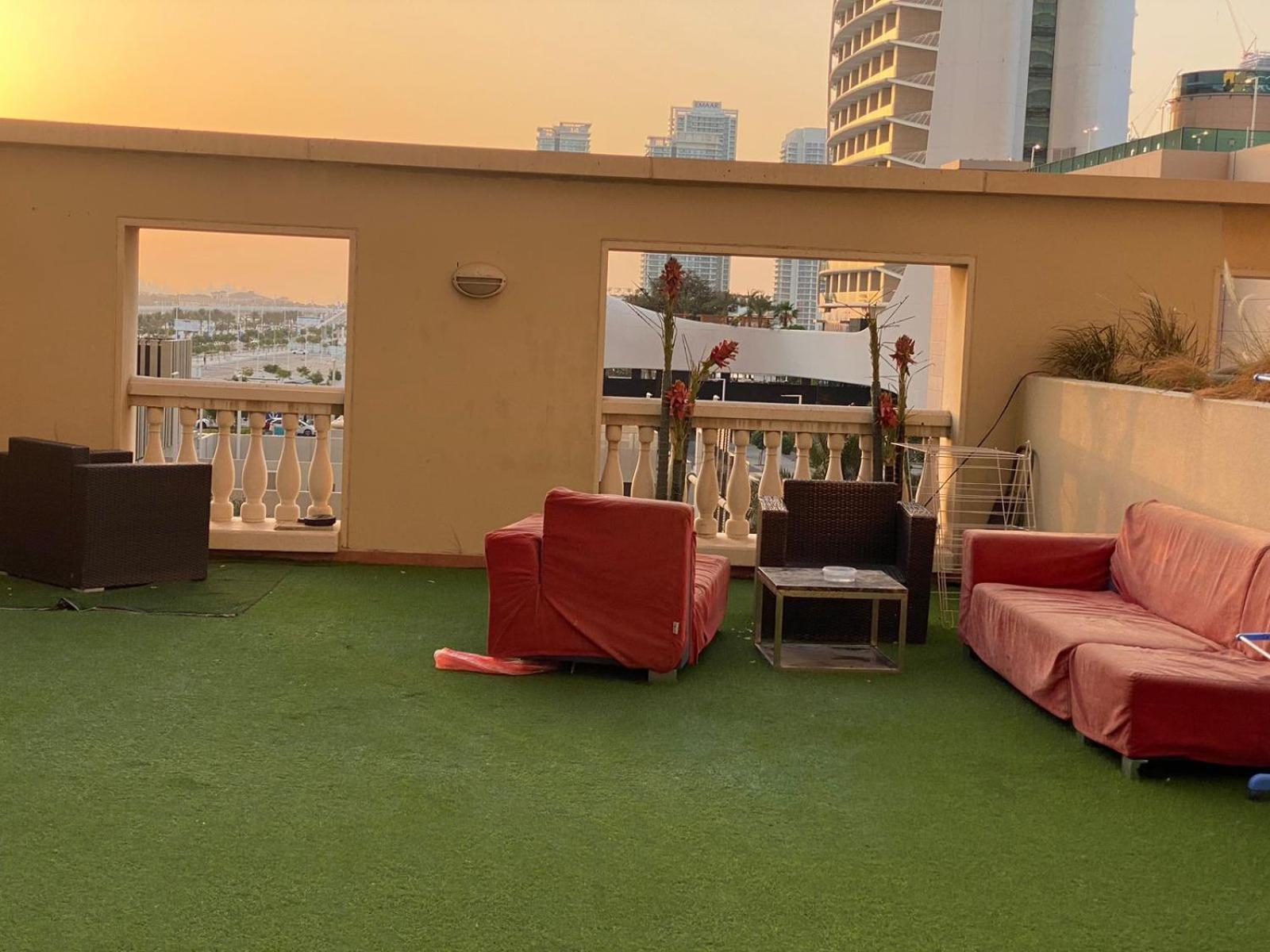 Nice Single Rooms For "Girls" Only In Dubai, Marina Dış mekan fotoğraf