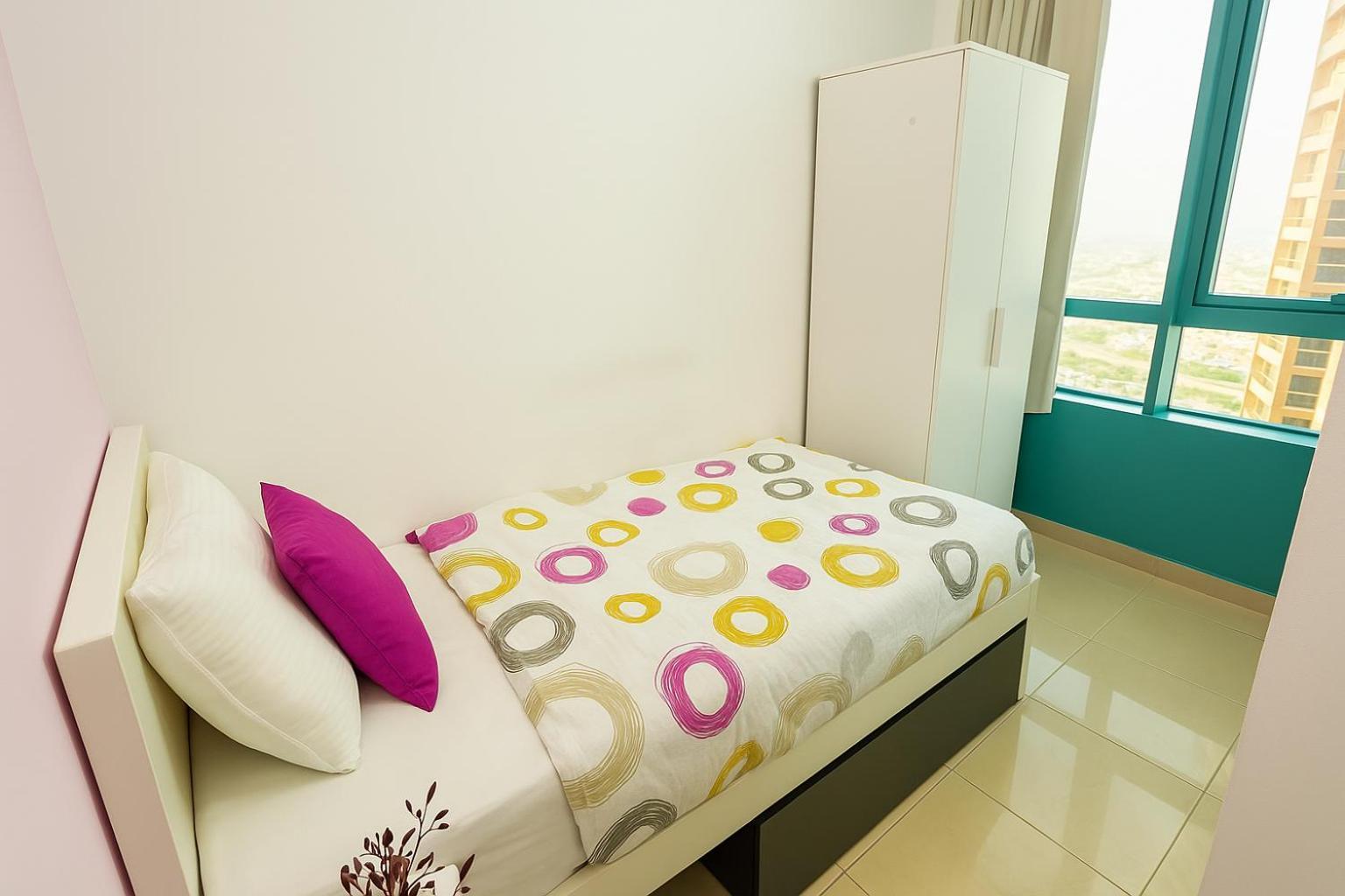 Nice Single Rooms For "Girls" Only In Dubai, Marina Dış mekan fotoğraf