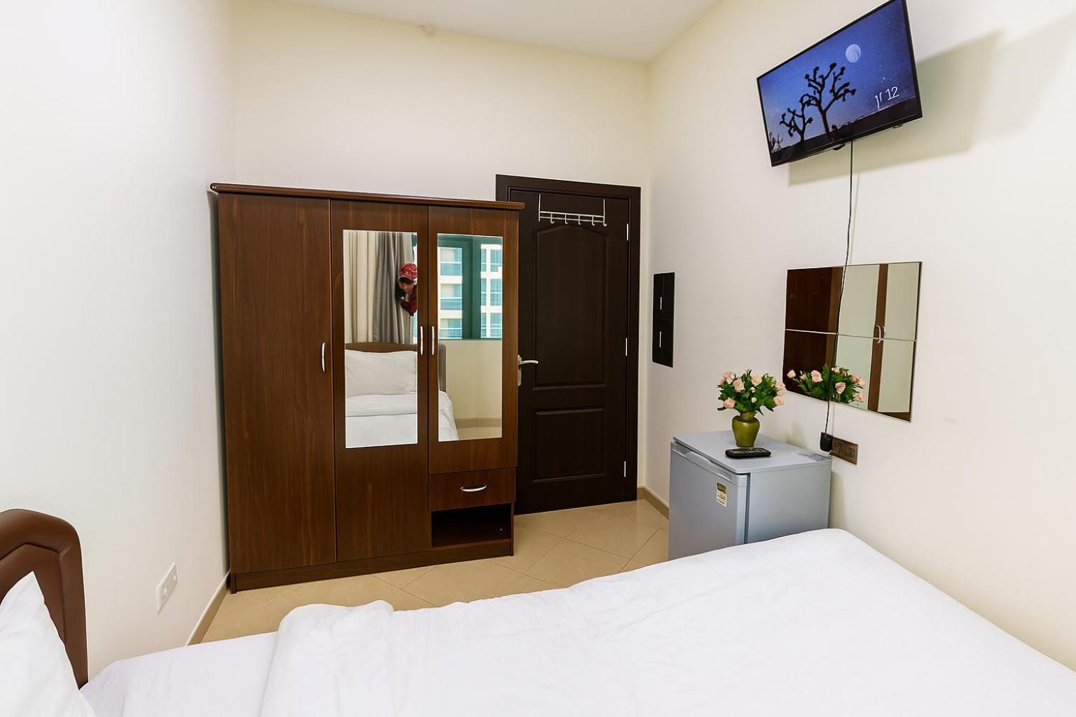 Nice Single Rooms For "Girls" Only In Dubai, Marina Dış mekan fotoğraf
