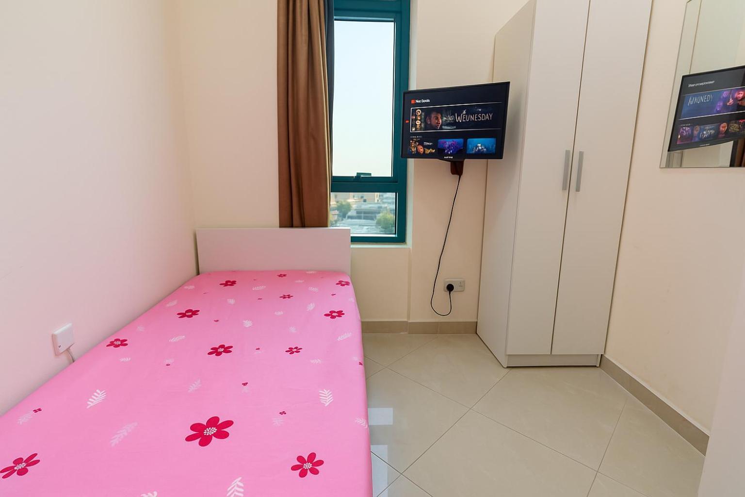 Nice Single Rooms For "Girls" Only In Dubai, Marina Dış mekan fotoğraf