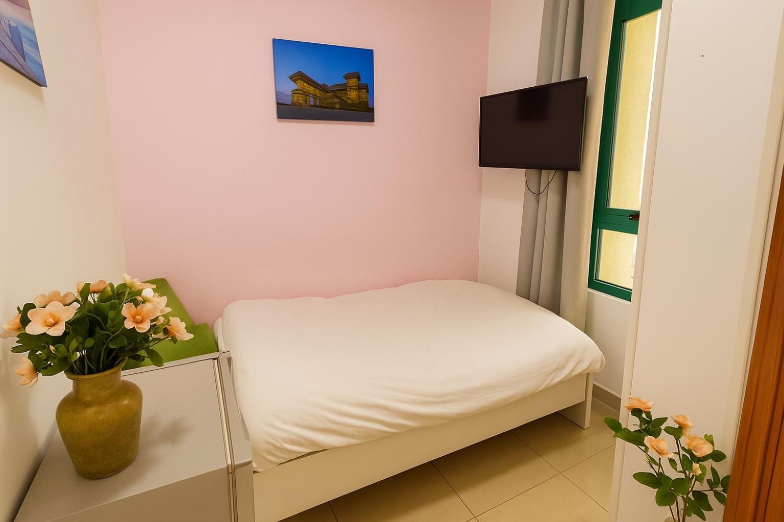Nice Single Rooms For "Girls" Only In Dubai, Marina Dış mekan fotoğraf