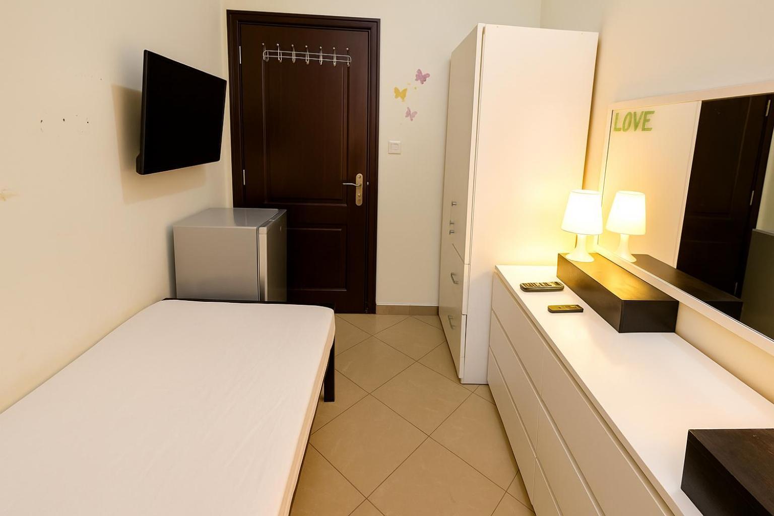 Nice Single Rooms For "Girls" Only In Dubai, Marina Dış mekan fotoğraf