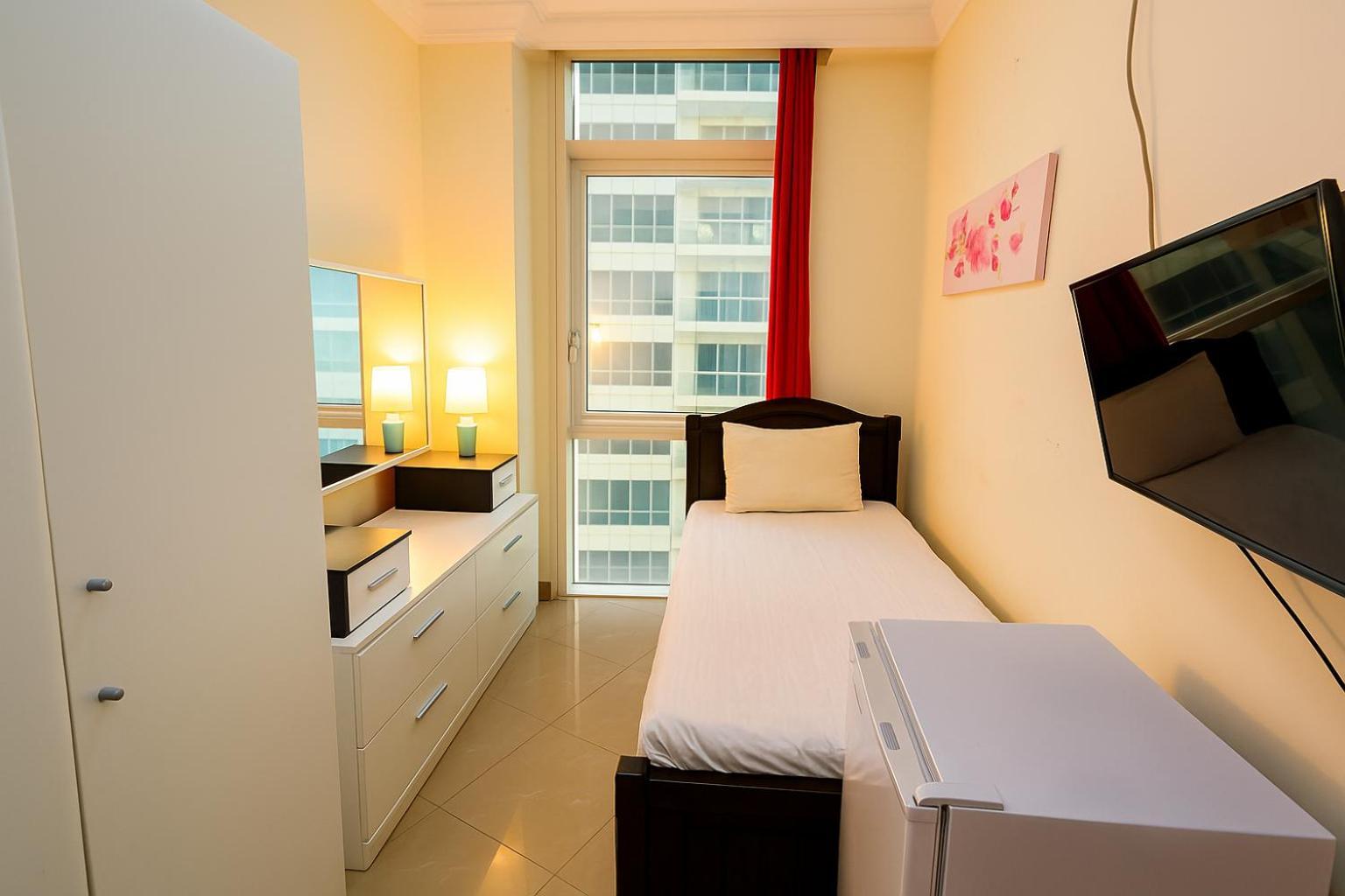 Nice Single Rooms For "Girls" Only In Dubai, Marina Dış mekan fotoğraf