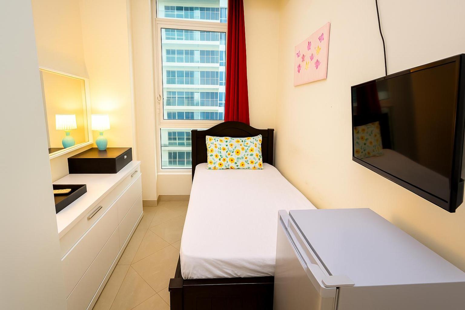 Nice Single Rooms For "Girls" Only In Dubai, Marina Dış mekan fotoğraf